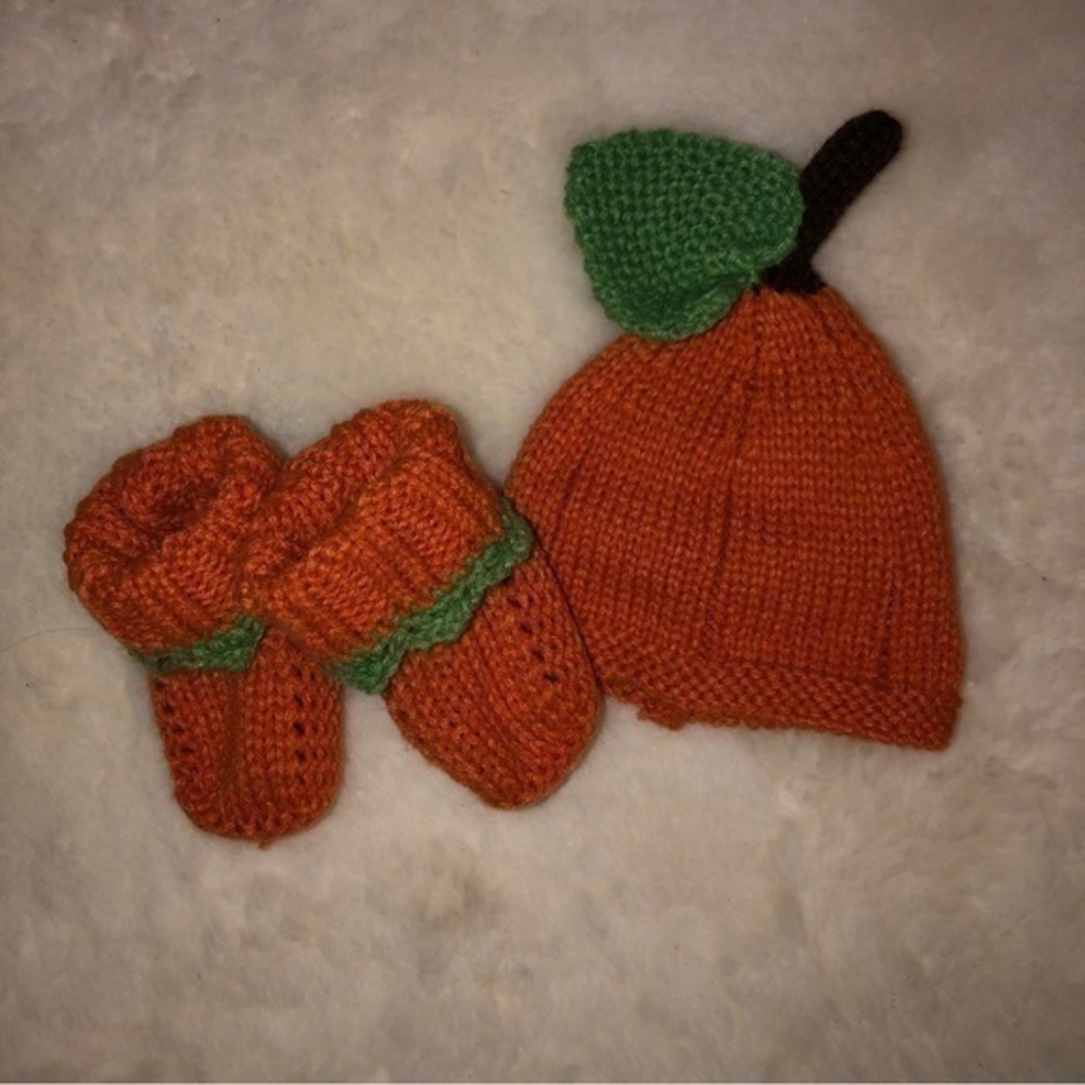 New Without Tags Fall Pumpkin Hat and Booties